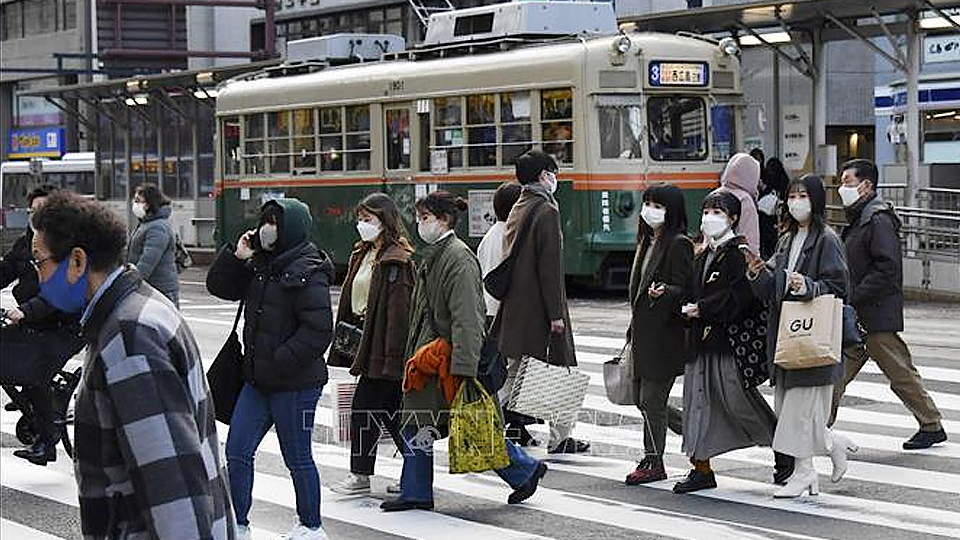 Người dân đeo khẩu trang phòng dịch Covid-19 tại thành phố Hiroshima, Nhật Bản ngày 6/1/2022. (Ảnh: Kyodo/TTXVN)