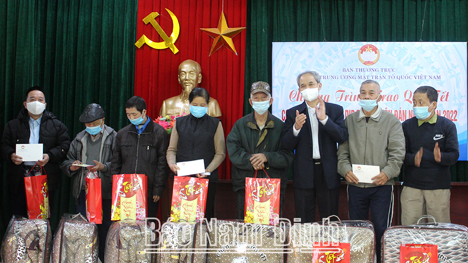 Đồng chí Đoàn Văn Hùng, Ủy viên Ban TVTU, Chủ tịch Ủy ban MTTQ tỉnh tặng quà cho các hộ nghèo.