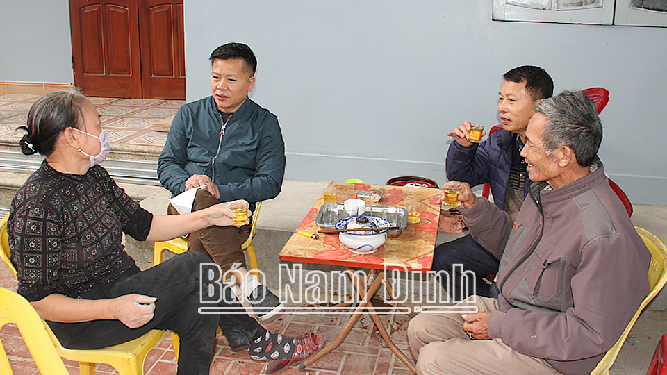 Người dân khu phố Tây Côi Sơn trò chuyện, thưởng thức chè xanh sau những giờ lao động vất vả.