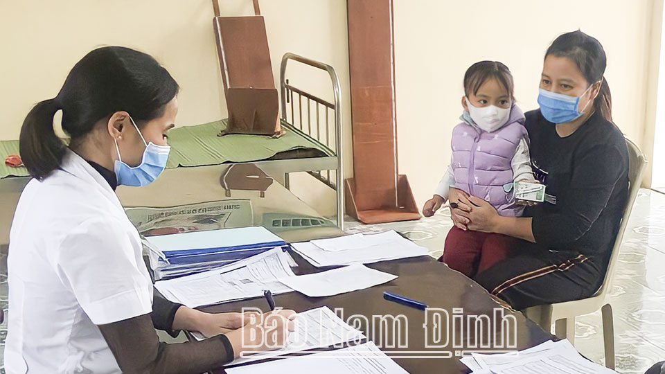 Cán bộ y tế xã Hải Vân tư vấn phòng chống suy dinh dưỡng cho phụ nữ nuôi con nhỏ.   Ảnh: Do cơ sở cung cấp