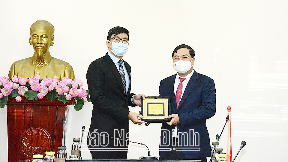 Đồng chí Phạm Gia Túc, Ủy viên Ban Chấp hành Trung ương Đảng, Bí thư Tỉnh ủy trao tặng quà kỷ niệm cho Ngài Phó Đại sứ Xinh-ga-po I-an Tan.
