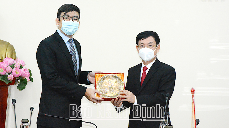 Đồng chí Phạm Đình Nghị, Phó Bí thư Tỉnh ủy, Chủ tịch UBND tỉnh trao tặng quà kỷ niệm cho Ngài Phó Đại sứ Xinh-ga-po I-an Tan.