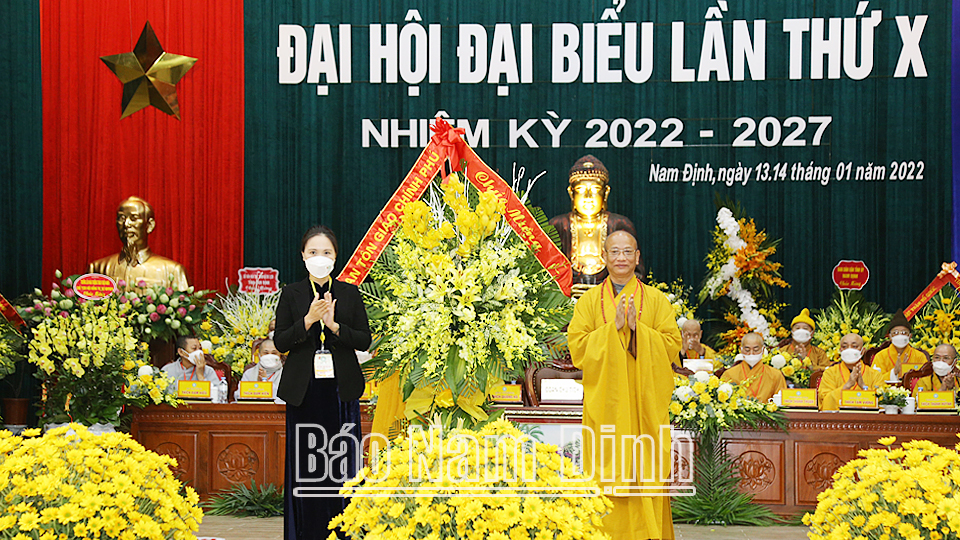 Đại diện lãnh đạo Ban Tôn giáo Chính phủ tặng lẵng hoa chúc mừng Đại hội.