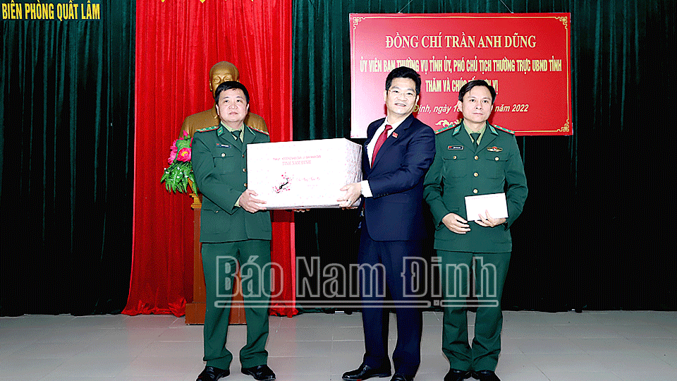 Đồng chí Trần Anh Dũng, Ủy viên Ban TVTU, Phó Chủ tịch Thường trực UBND tỉnh tặng quà cán bộ, chiến sĩ Đồn Biên phòng Quất Lâm (Giao Thủy).