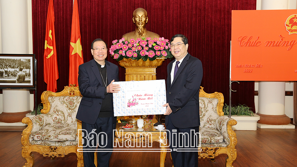 Đồng chí Phạm Gia Túc, Ủy viên BCH Trung ương Đảng, Bí thư Tỉnh ủy tặng quà Tòa Tổng Giám mục Tổng Giáo phận Hà Nội.