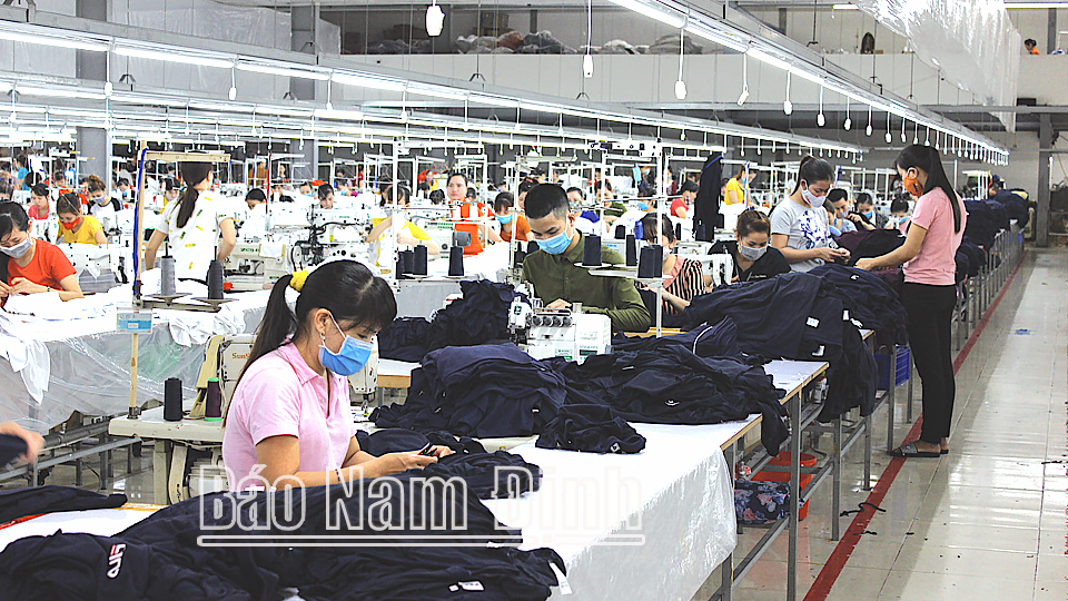 Sản xuất các sản phẩm trang phục tại Công ty TNHH May Nghĩa Hưng DEA YANG, xã Nghĩa Lạc. Ảnh: Thành Trung
