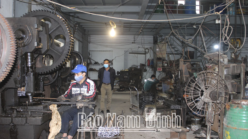 Sản xuất chân chống xe đạp tại cơ sở của ông Vũ Minh Sao, hội viên nông dân thị trấn Nam Giang.