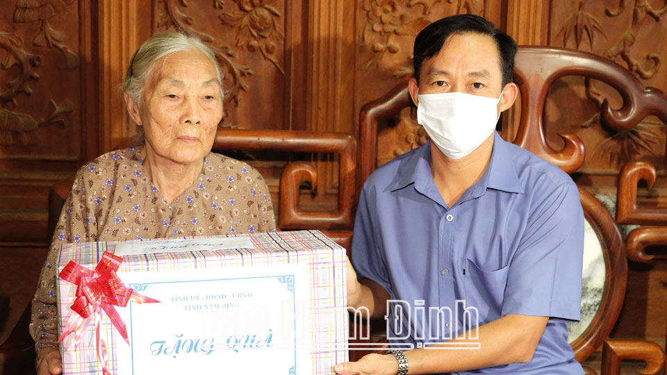 Đồng chí Nguyễn Phùng Hoan, Ủy viên Ban TVTU, Phó Chủ tịch Thường trực HĐND tỉnh thăm, tặng quà bà Nguyễn Thị Trọt (86 tuổi) là vợ liệt sĩ ở xóm 6, xã Hải Hà (Hải Hậu).