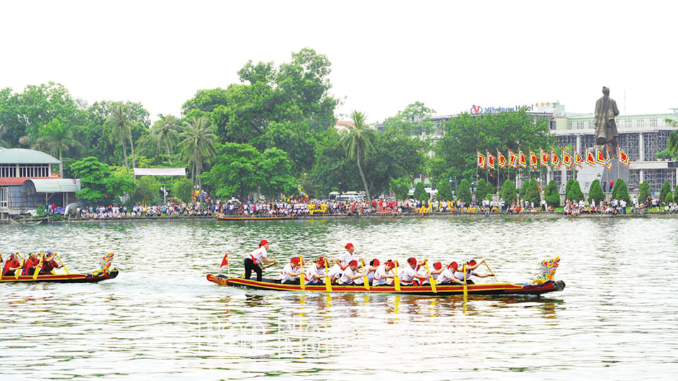 Thi bơi chải truyền thống trên hồ Vị Xuyên, thành phố Nam Định (ảnh trên); Người dân làng Thanh Khê, xã Nam Cường (Nam Trực) chuẩn bị vật liệu bằng tre để dựng cây đu trong dịp đầu xuân mới (ảnh dưới).  Ảnh: Chu thế Vĩnh và Khánh Dũng