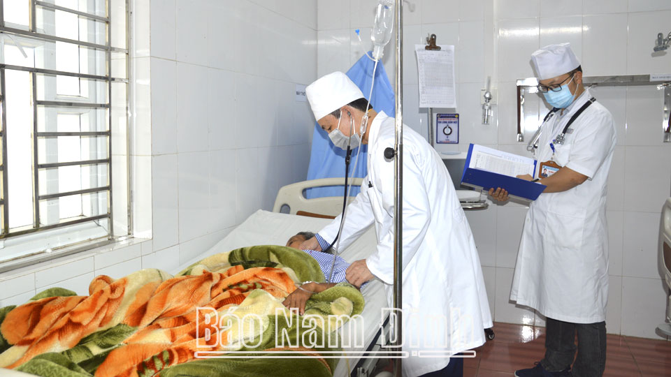 Người cao tuổi điều trị bệnh tại Bệnh viện Đa khoa huyện Hải Hậu.