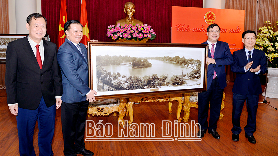 Đồng chí Đinh Tiến Dũng, Ủy viên Bộ Chính trị, Bí thư Thành ủy Hà Nội tặng bức ảnh lưu niệm cho Đảng bộ, chính quyền, nhân dân tỉnh Nam Định.