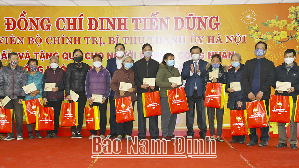 Đồng chí Bí thư Thành ủy Hà Nội Đinh Tiến Dũng và đồng chí Bí thư Tỉnh ủy Phạm Gia Túc trao tặng quà cho các hộ gia đình có hoàn cảnh khó khăn.