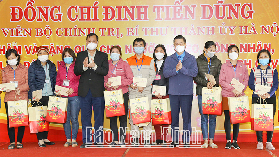 Đồng chí Phó Bí thư Thường trực Tỉnh ủy Lê Quốc Chỉnh và lãnh đạo LĐLĐ thành phố Hà Nội trao tặng quà cho công nhân lao động có hoàn cảnh khó khăn.
