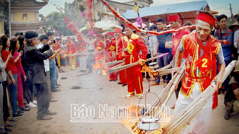 Thổi cơm thi trong lễ hội làng Ngọc Tiên, xã Xuân Hồng (Xuân Trường).  Bài và ảnh: Viết dư