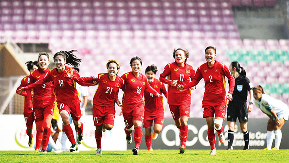 Niềm vui của các cầu thủ đội tuyển nữ Việt Nam khi giành tấm vé tham dự World Cup 2023. Ảnh: AFC