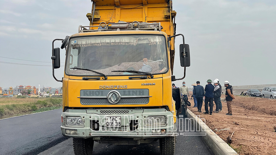 Thi công các hạng mục Dự án đầu tư xây dựng tuyến đường trục phát triển nối vùng kinh tế biển tỉnh ta với đường cao tốc Cầu Giẽ - Ninh Bình đoạn qua địa bàn huyện Nghĩa Hưng.