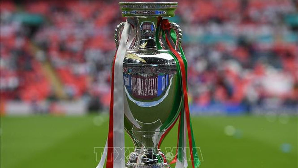 Chiếc Cup vô địch của giải vô địch bóng đá châu Âu UEFA EURO 2020. Ảnh: AFP/TTXVN