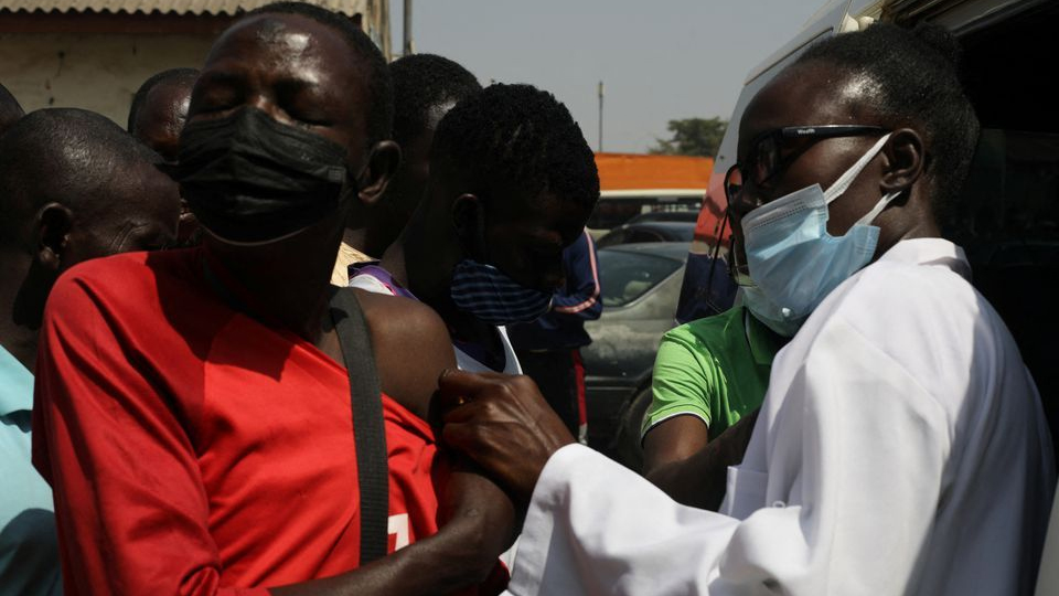 Tiêm vaccine phòng Covid-19 tại chợ Wuse ở Abuja, Nigeria, ngày 26/1/2022. (Ảnh: REUTERS)