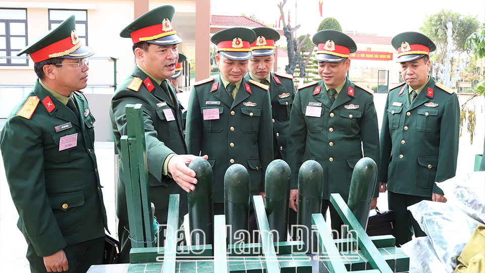 Kiểm tra mô hình học cụ phục vụ huấn luyện dân quân, tự vệ tại Ban CHQS huyện Xuân Trường.