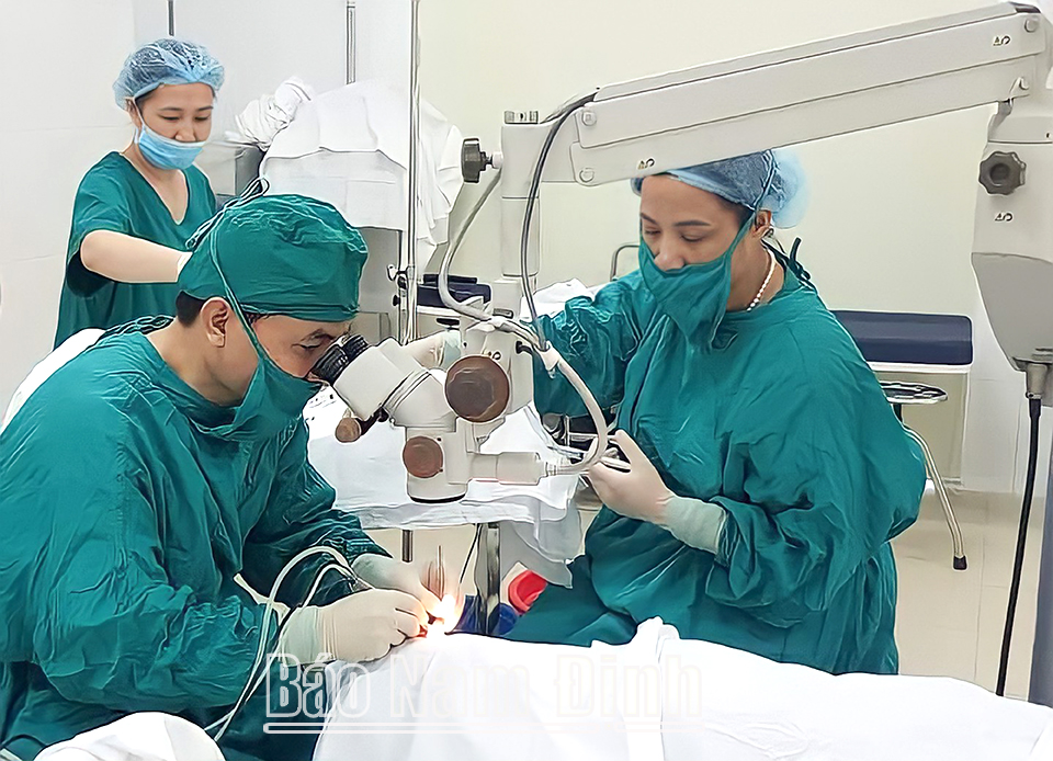 Phẫu thuật Phaco trong điều trị đục thủy tinh thể tại Bệnh viện Mắt tỉnh Nam Định.