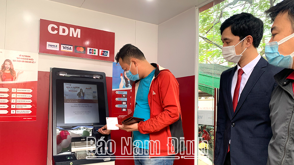Hướng dẫn khách hàng trải nghiệm dịch vụ ngân hàng tự động CDM tại Ngân hàng Nông nghiệp và Phát triển nông thôn Việt Nam Chi nhánh huyện Giao Thủy.