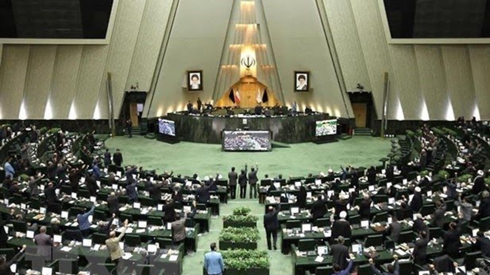 Các nghị sĩ Iran tham dự một phiên họp Quốc hội ở thủ đô Tehran. (Ảnh: AFP/TTXVN)