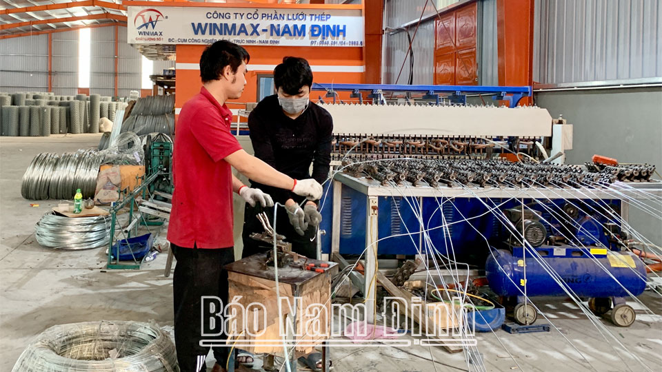 Sản xuất lưới thép tại Công ty Cổ phần Lưới thép Winmax - Nam Định, Cụm công nghiệp Cổ Lễ (Trực Ninh).  Bài và ảnh: Thanh Thúy