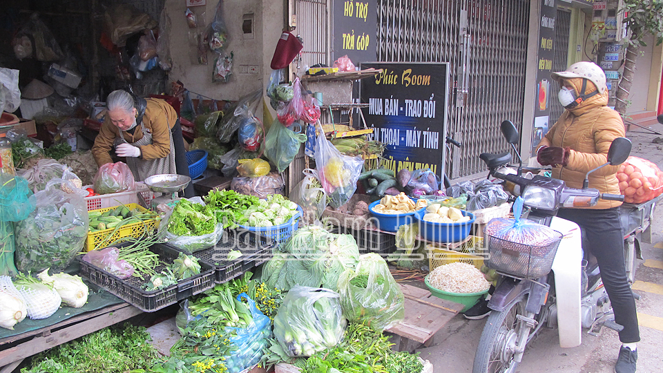 Khách hàng mua rau tại cửa hàng trên đường Trần Huy Liệu (thành phố Nam Định).