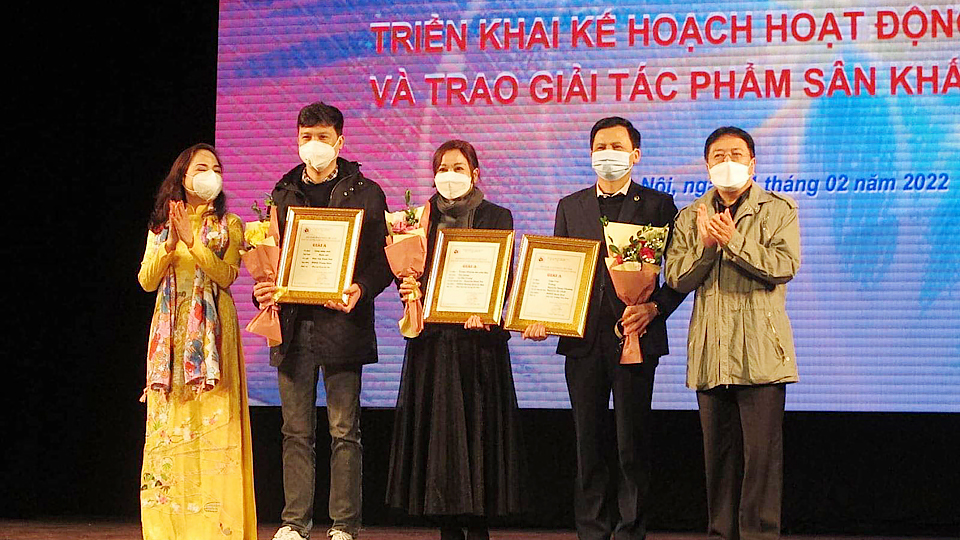Đại diện Hội Nghệ sỹ Sân khấu Việt Nam trao giải A cho các tác giả có tác phẩm sân khấu xuất sắc năm 2021. Ảnh: TH