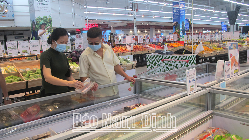 Người tiêu dùng chọn mua hàng hóa thực phẩm tại Siêu thị Go! (thành phố Nam Định).