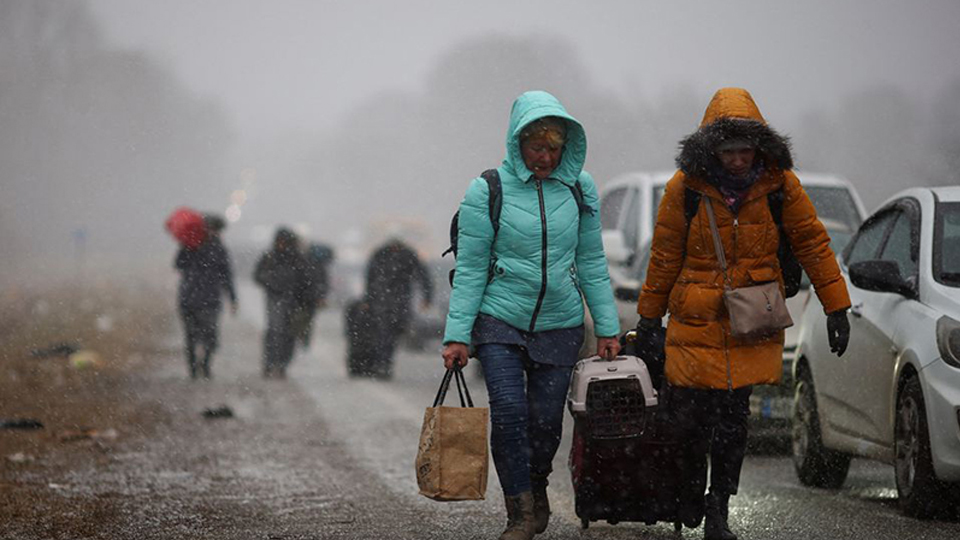 Người dân tại Ukraine sang Ba Lan lánh nạn. (Ảnh: Reuters)