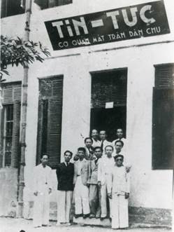 Ban lãnh đạo Tòa soạn báo Tin Tức, năm 1938: đồng chí Trường Chinh đứng hàng đầu, thứ hai từ phải sang; Nhà báo Trần Huy Liệu đứng hàng đầu, thứ tư từ phải sang