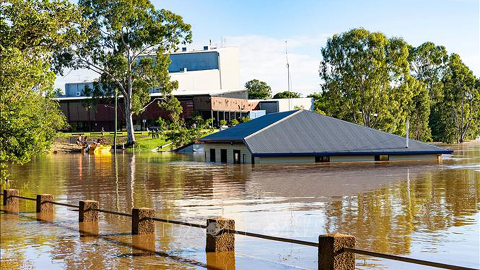 Nhà cửa bị nước lũ nhấn chìm tại bang Queensland, Australia ngày 28-2-2022. Ảnh: AFP/TTXVN