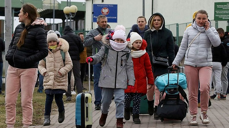 Người dân Ukraine sơ tán đến khu vực biên giới với Ba Lan ở Medyka, Ba Lan, ngày 25/2/2022. (Ảnh: REUTERS)