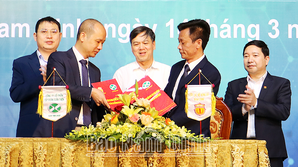 Lãnh đạo Sở Văn hóa, Thể thao và Du lịch và Tập đoàn Xuân Thiện ký kết tài trợ cho Câu lạc bộ bóng đá Nam Định.