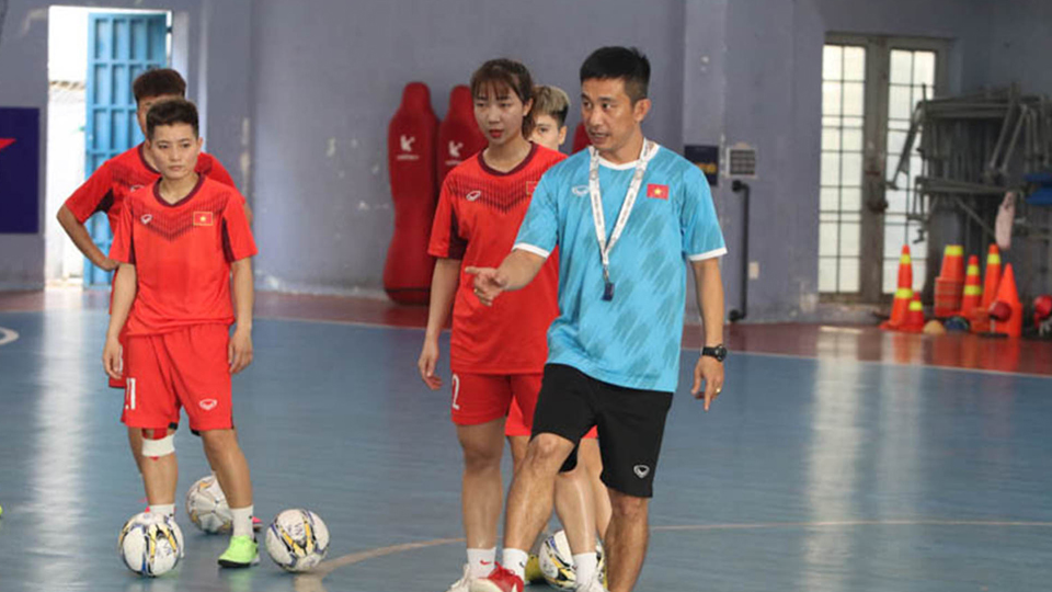Huấn luyện viên Trương Quốc Tuấn dẫn dắt đội tuyển nữ futsal quốc gia. (Ảnh: VFF)