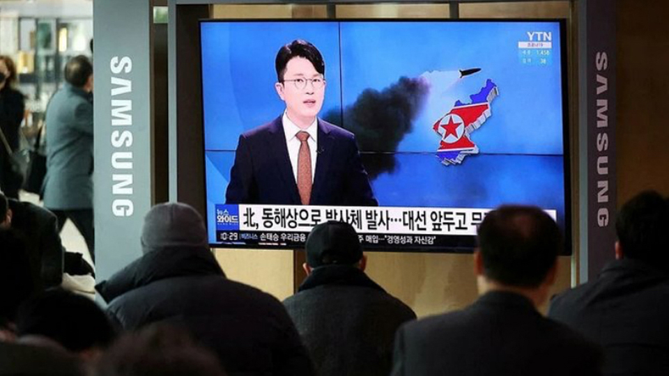 Người dân ở Seoul của Hàn Quốc theo dõi vụ phóng tên lửa của Triều Tiên trên TV. (Ảnh: Reuters)