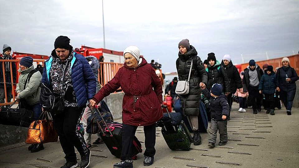 Người dân Ukraine tránh xung đột đi sơ tán tới cửa khẩu Isaccea-Orlivka, Romania, ngày 14/3/2022. (Ảnh: REUTERS)