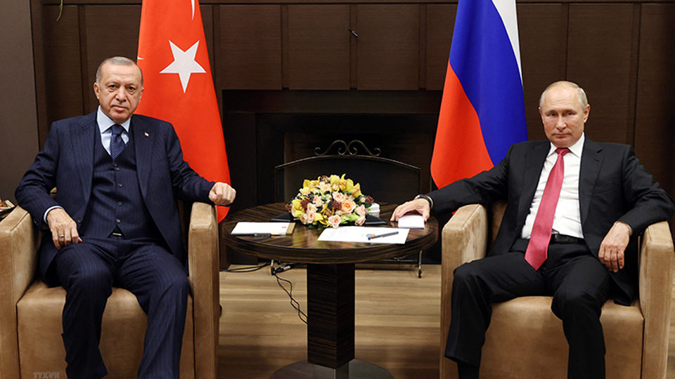 Tổng thống Nga Vladimir Putin (phải) và Tổng thống Thổ Nhĩ Kỳ Recep Tayyip Erdogan (trái) tại cuộc gặp ở Sochi, Nga, ngày 29/9/2021. (Ảnh: AFP/TTXVN)