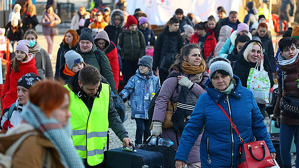 Người tị nạn Ukraine tại một trạm kiểm soát biên giới ở Ba Lan. (Ảnh Reuters) 