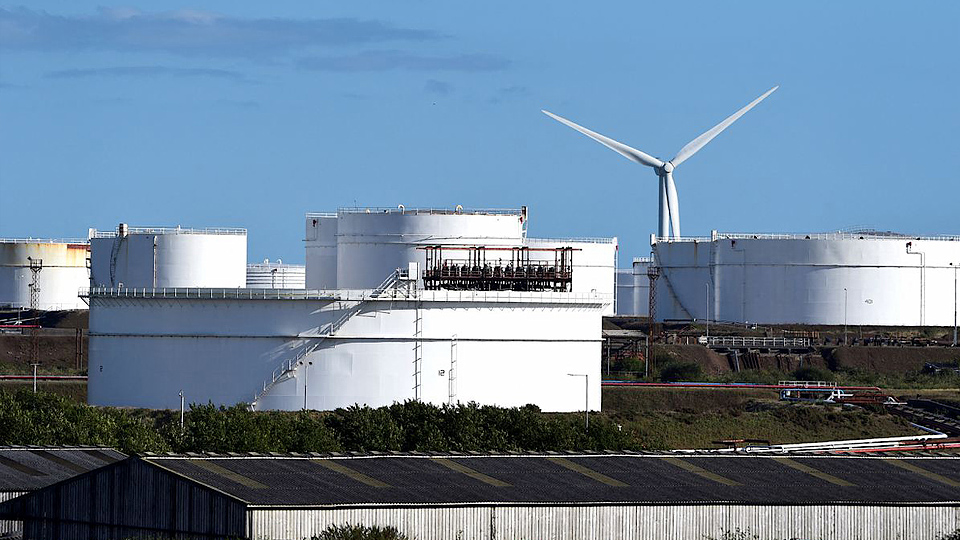 Ảnh minh họa: Các bồn chứa tại cơ sở Khí tự nhiên hóa lỏng (LNG) Dragon ở Waterston, Milford Haven, xứ Wales. (Ảnh: Reuters)