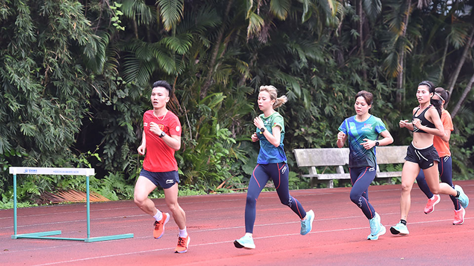 Các vận động viên điền kinh tập luyện tại Trung tâm Huấn luyện thể thao quốc gia Hà Nội. (Ảnh MỸ HÀ)