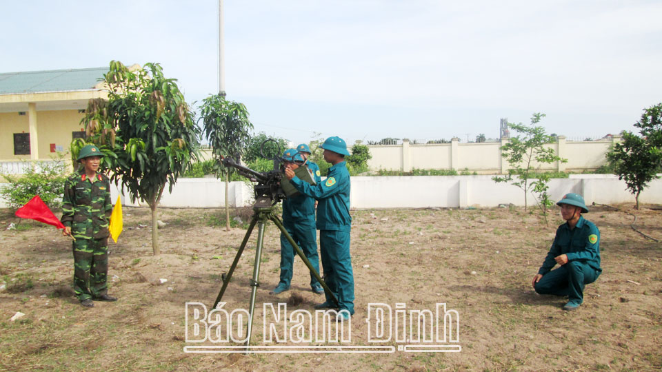 Lực lượng dân quân tự vệ huyện Giao Thuỷ huấn luyện nâng cao khả năng sẵn sàng chiến đấu.