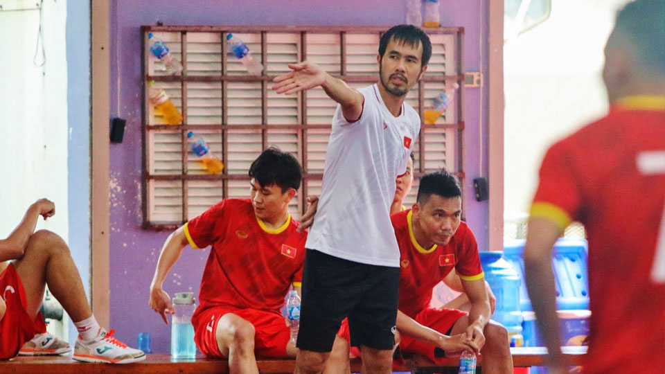 HLV Phạm Minh Giang kỳ vọng tuyển futsal Việt Nam sẽ giải quyết được hạn chế trong khâu dứt điểm sau chuyến tập huấn lần này. Ảnh: VFF