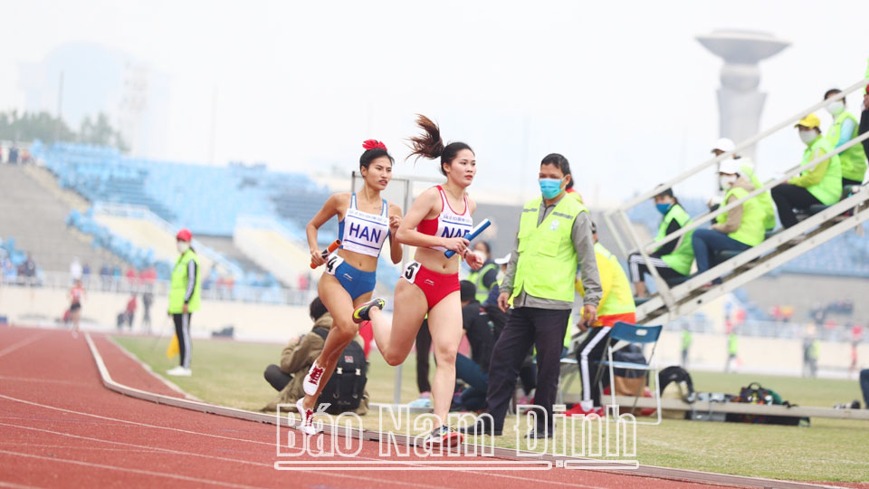 Vận động viên Đinh Thị Bích (áo đỏ) trên đường chạy tiếp sức nữ 4x400m tại Giải Điền kinh vô địch quốc gia năm 2021.