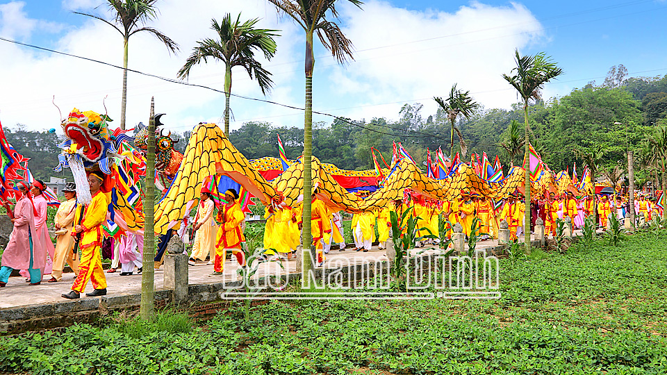 Đoàn rước trong lễ hội Phủ Dầy, xã Kim Thái (Vụ Bản).