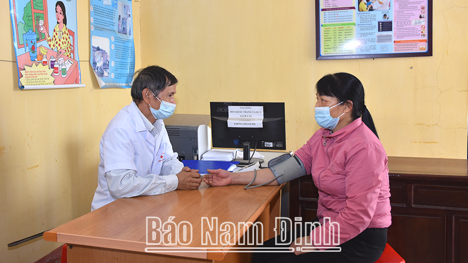 Người dân khám bệnh tại Trạm Y tế thị trấn Mỹ Lộc.