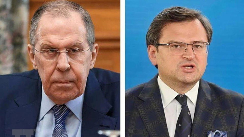 Ngoại trưởng Nga Sergei Lavrov (trái) và người đồng cấp Ukraine Dmytro Kuleba. (Ảnh: Reuters/TTXVN)