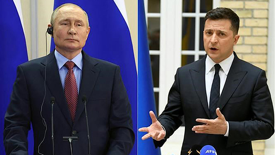 Tổng thống Nga Vladimir Putin (trái) và Tổng thống Ukraine Volodymyr Zelensky. (Ảnh: AFP/TTXVN)