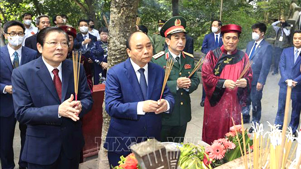 Chủ tịch nước Nguyễn Xuân Phúc cùng Lãnh đạo Đảng, Nhà nước dâng hương tại Lăng Vua Hùng.